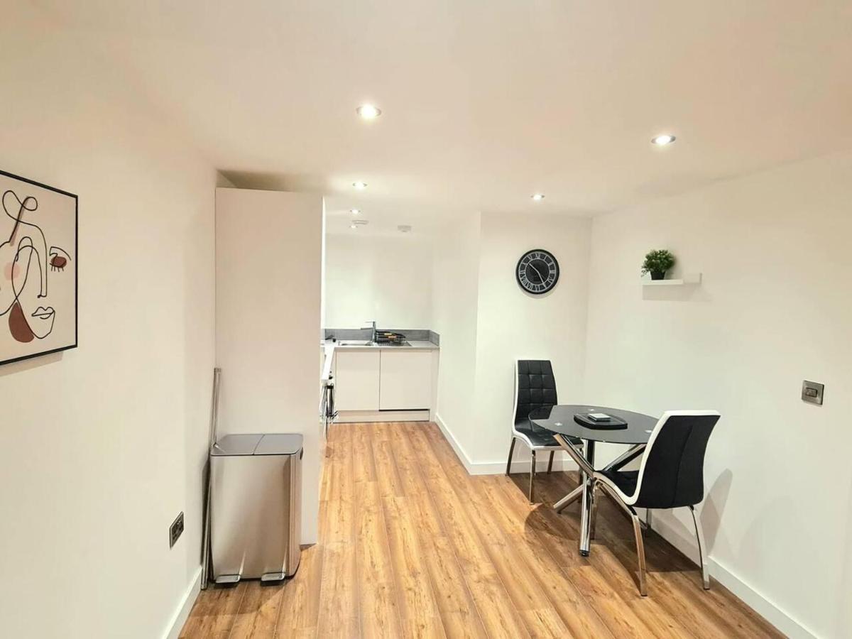 1-Bedroom Aprt In Salford- Freeparking- Sleeps3 Manchester Kültér fotó