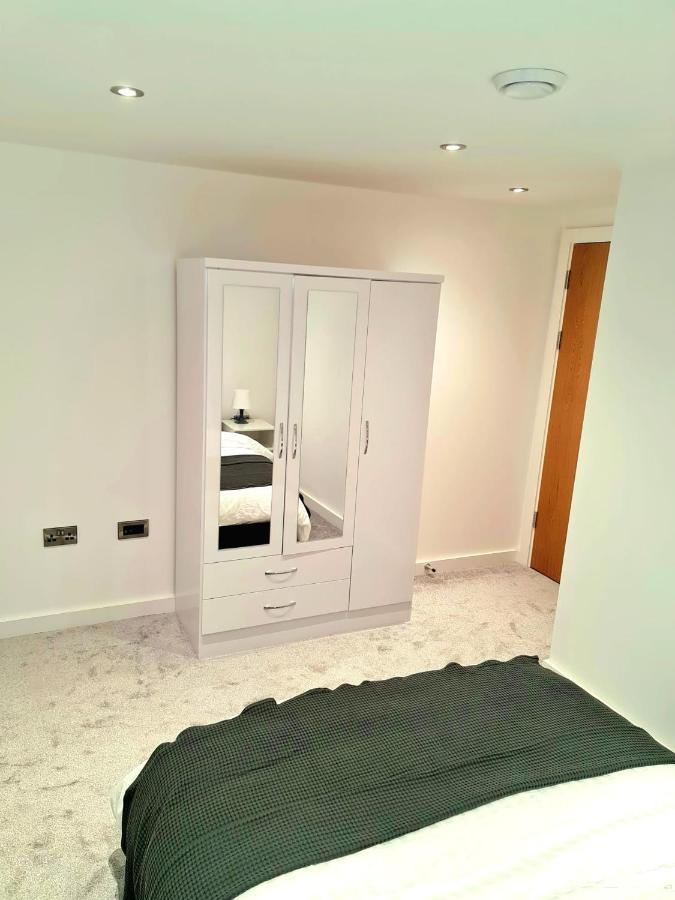 1-Bedroom Aprt In Salford- Freeparking- Sleeps3 Manchester Kültér fotó